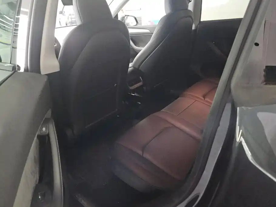 Tesla Model Y — миниатюра 11