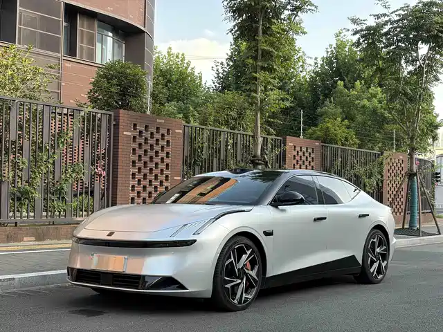 Lynk & Co Z 10 2024 95k Wh 702km 4 WD Ultra — фото 1