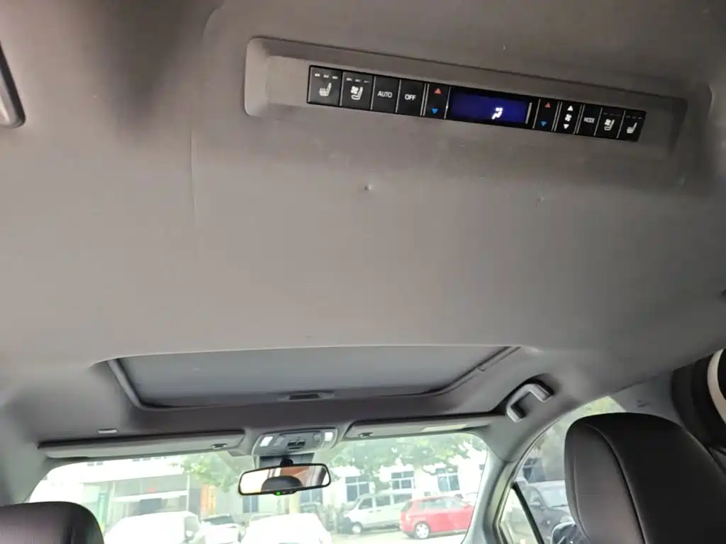 Toyota Sienna — миниатюра 18
