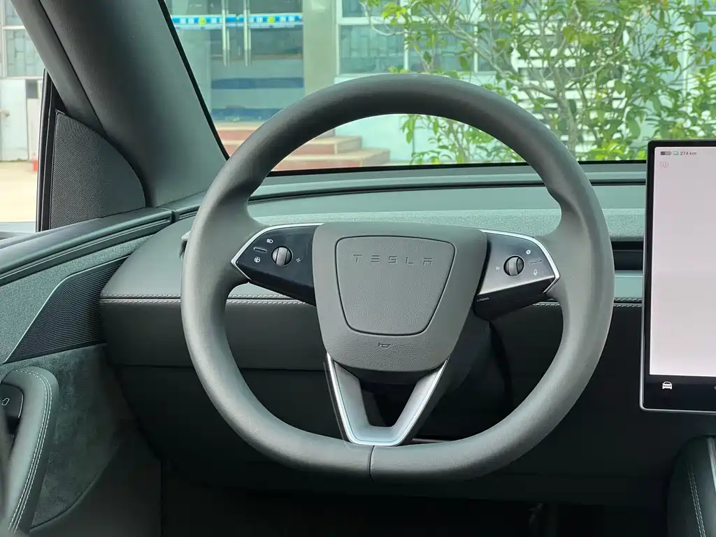Tesla Model Y L — миниатюра 18