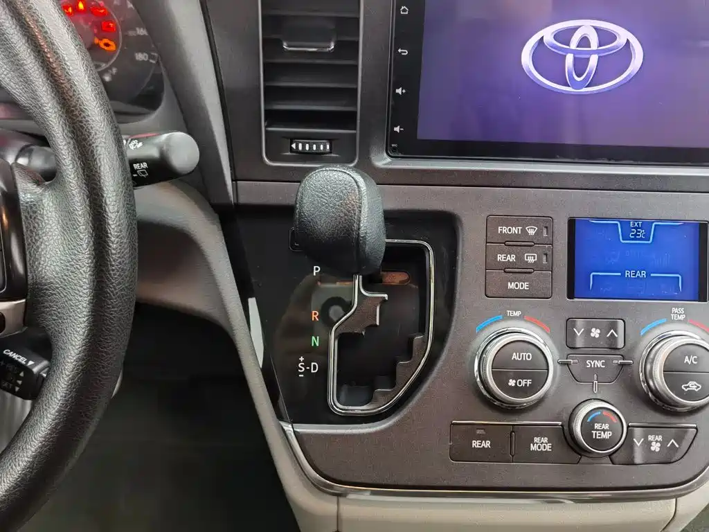 Toyota Sienna — миниатюра 14