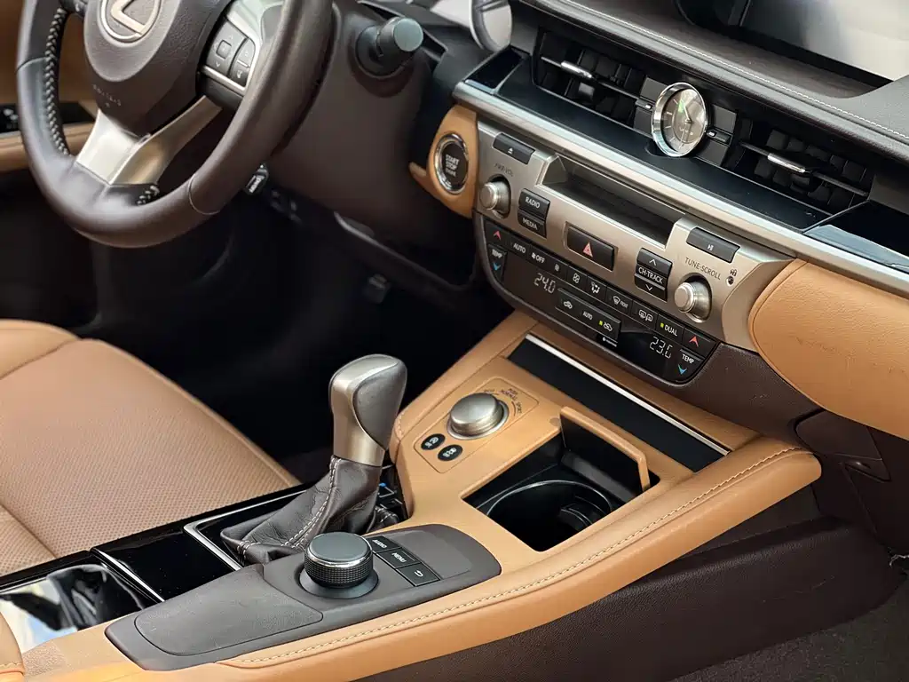 Lexus ES — миниатюра 13
