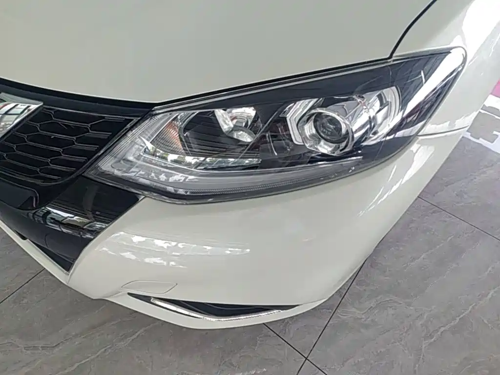 Nissan Tiida — миниатюра 24