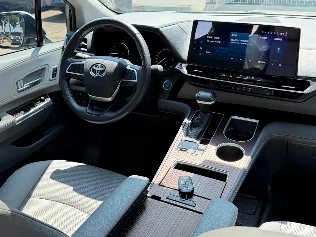 Toyota Granvia — миниатюра 14