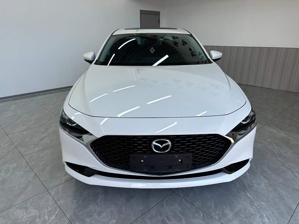 Mazda Mazda3 Axela 2.0 л 2023 г. Белый, пробег 32000 км