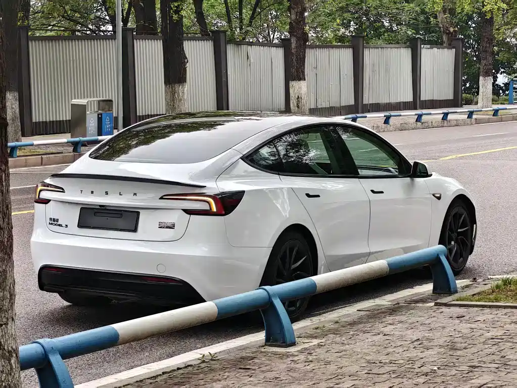 Tesla Model 3 — миниатюра 9