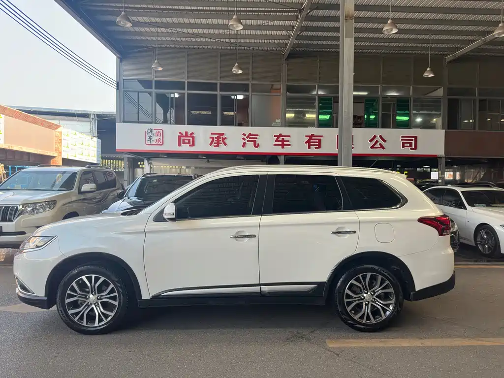 MITSUBISHI OUTLANDER