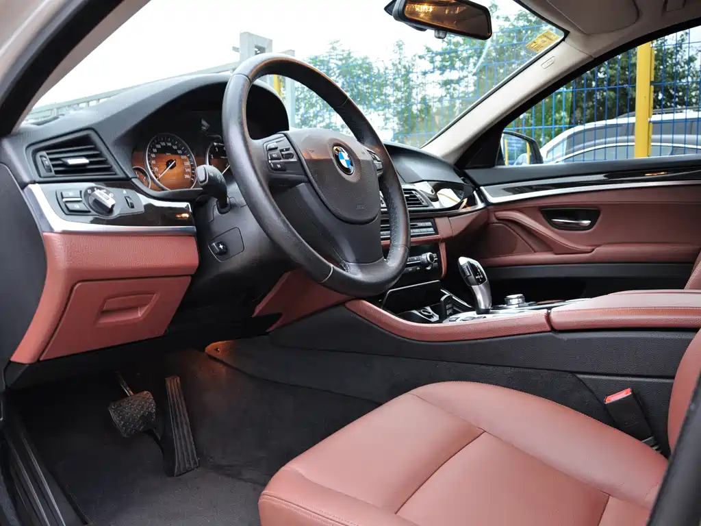 BMW 5 Series — миниатюра 6