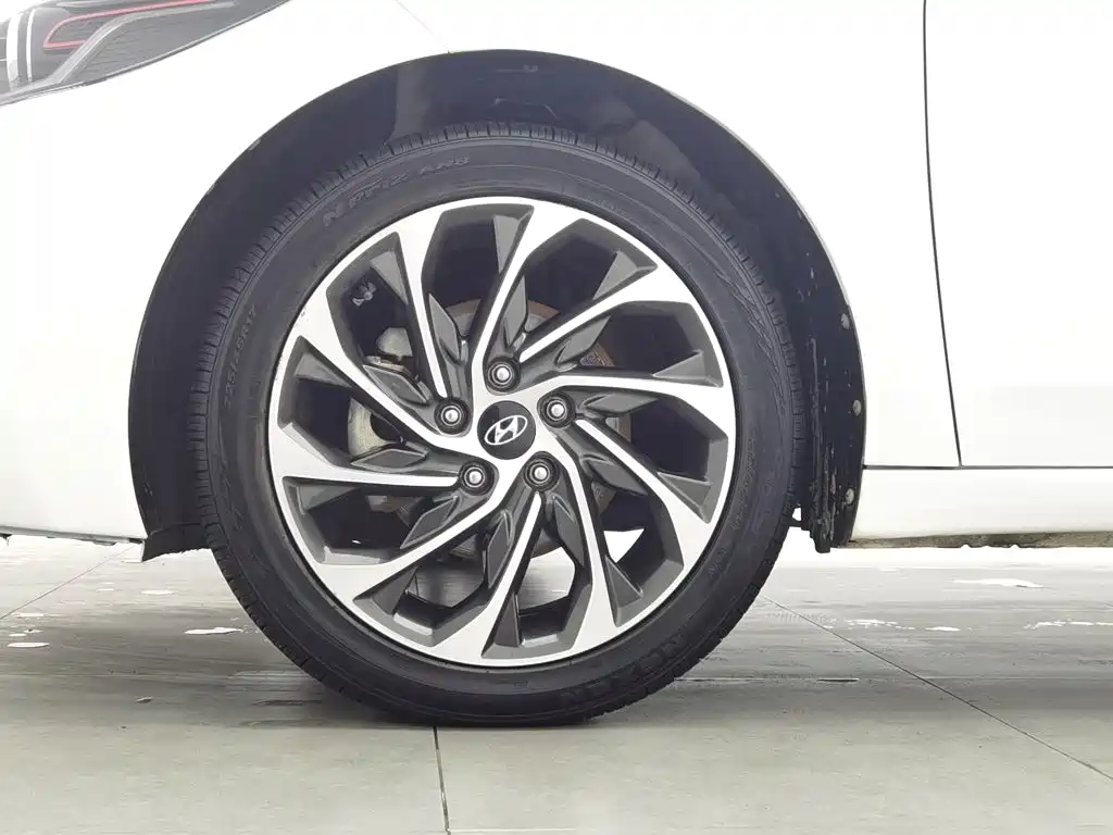 Hyundai Elantra — миниатюра 17