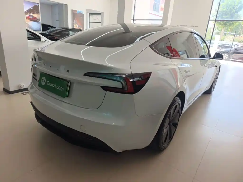 Tesla Model 3 — миниатюра 7