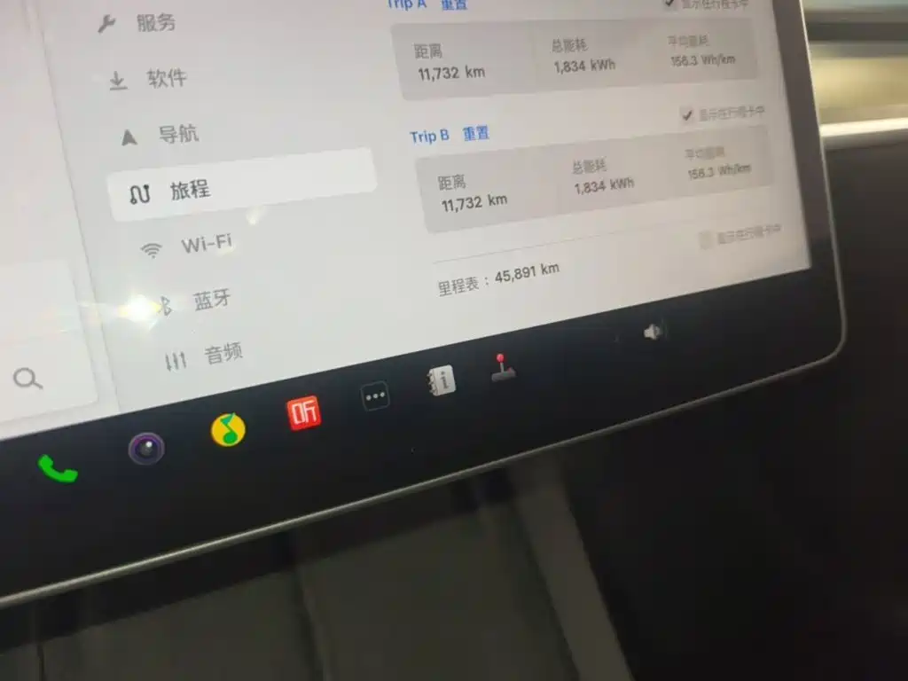 Tesla Model Y — миниатюра 12