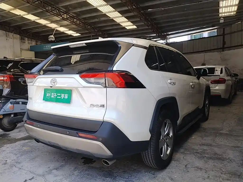 Toyota RAV4 — миниатюра 7