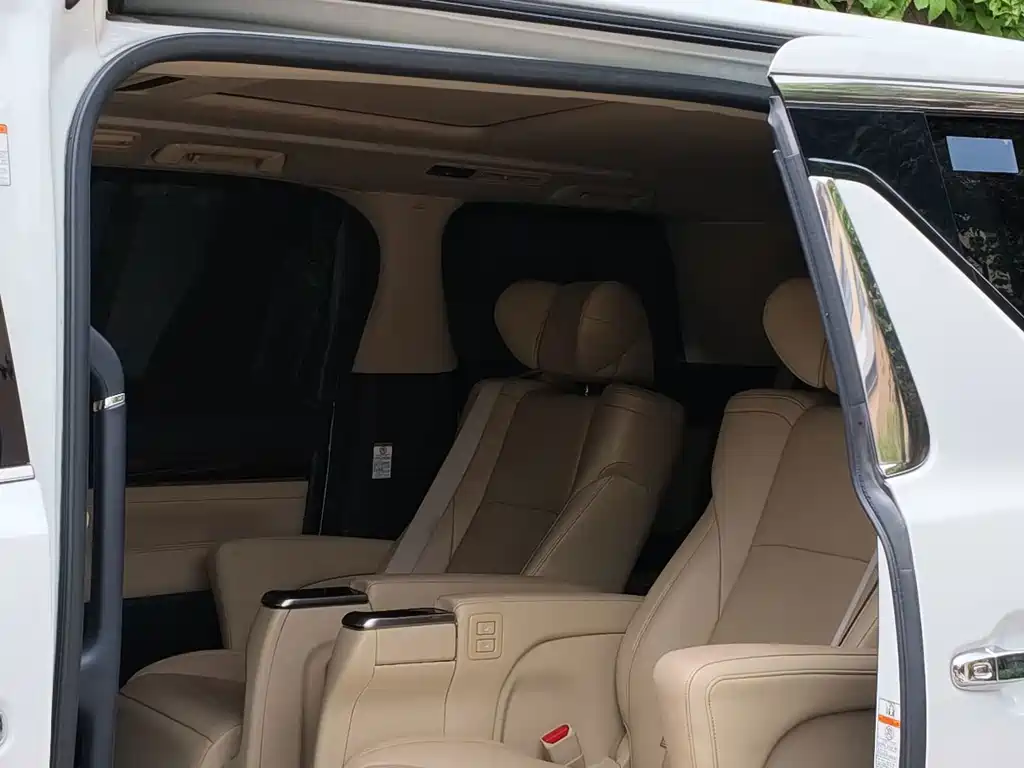 Toyota Alphard — миниатюра 3