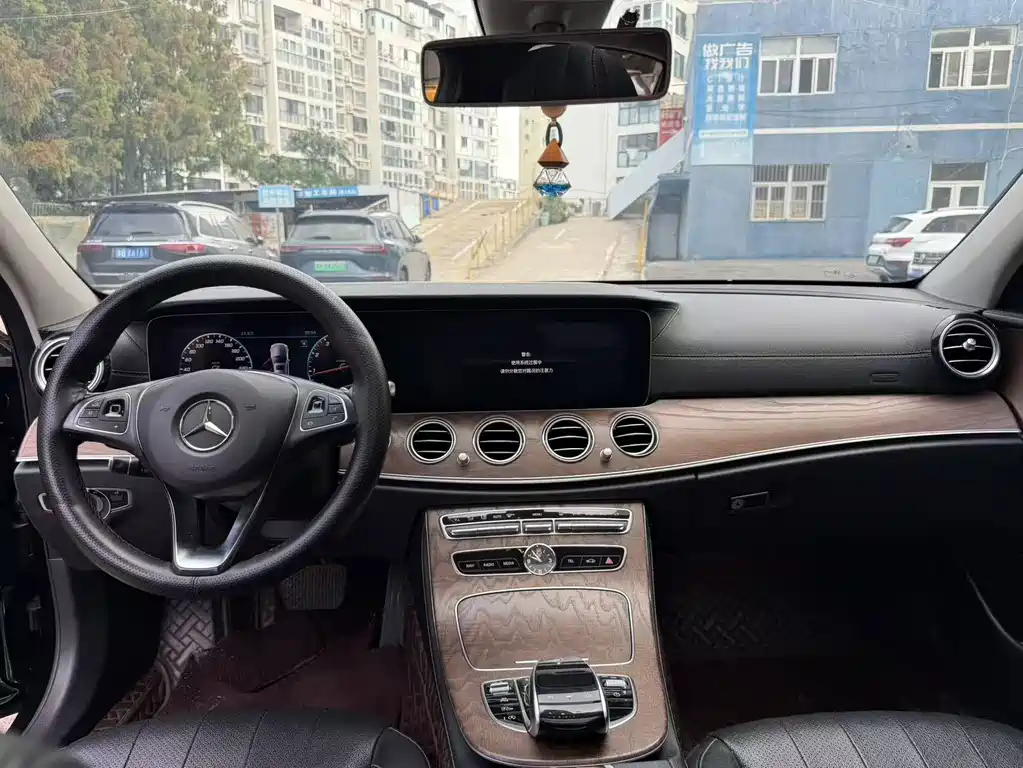 Mercedes-Benz E-Class — миниатюра 9