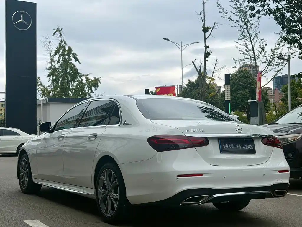 Mercedes-Benz E-Class — миниатюра 11