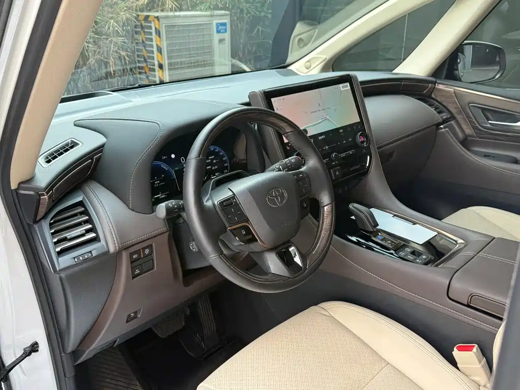 Toyota Alphard — миниатюра 3