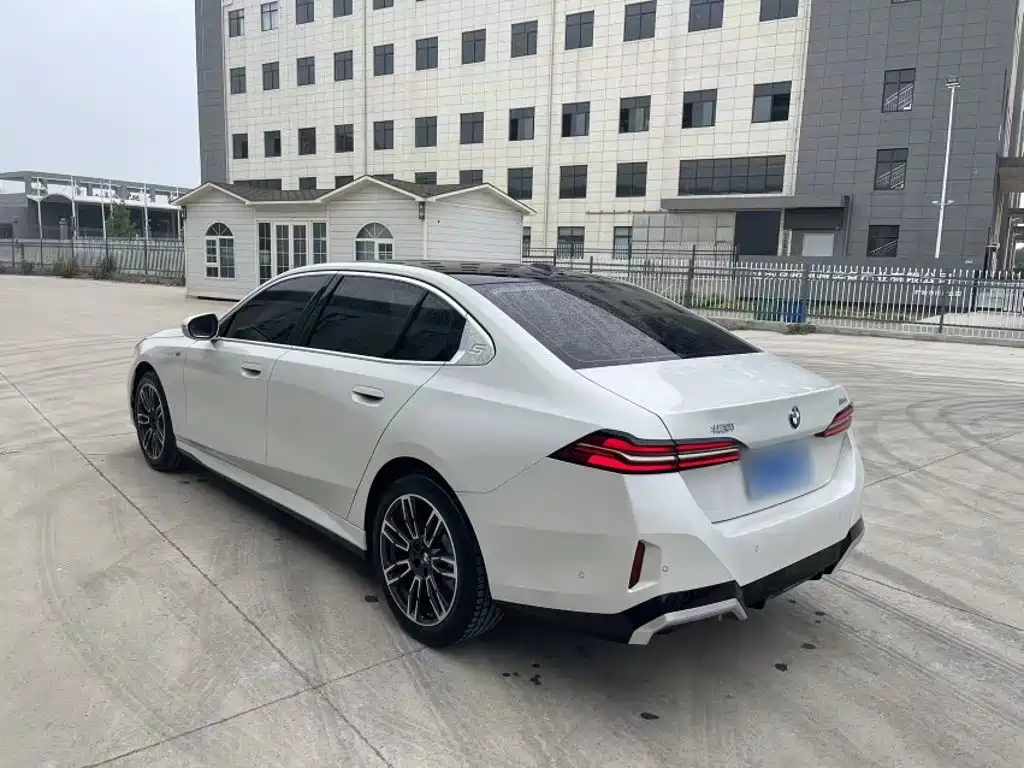 BMW 5 Series — миниатюра 5