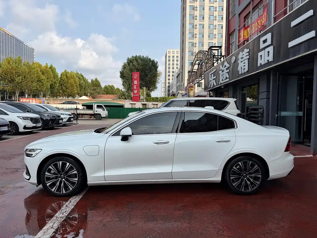 Volvo S60 PHEV — миниатюра 3