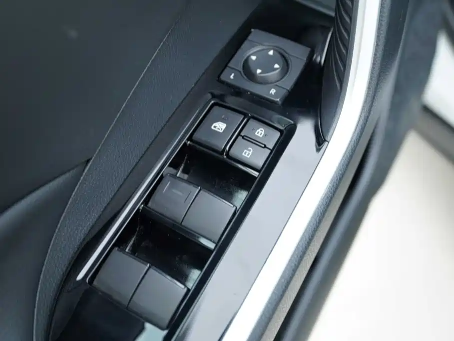 Toyota RAV4 — миниатюра 10