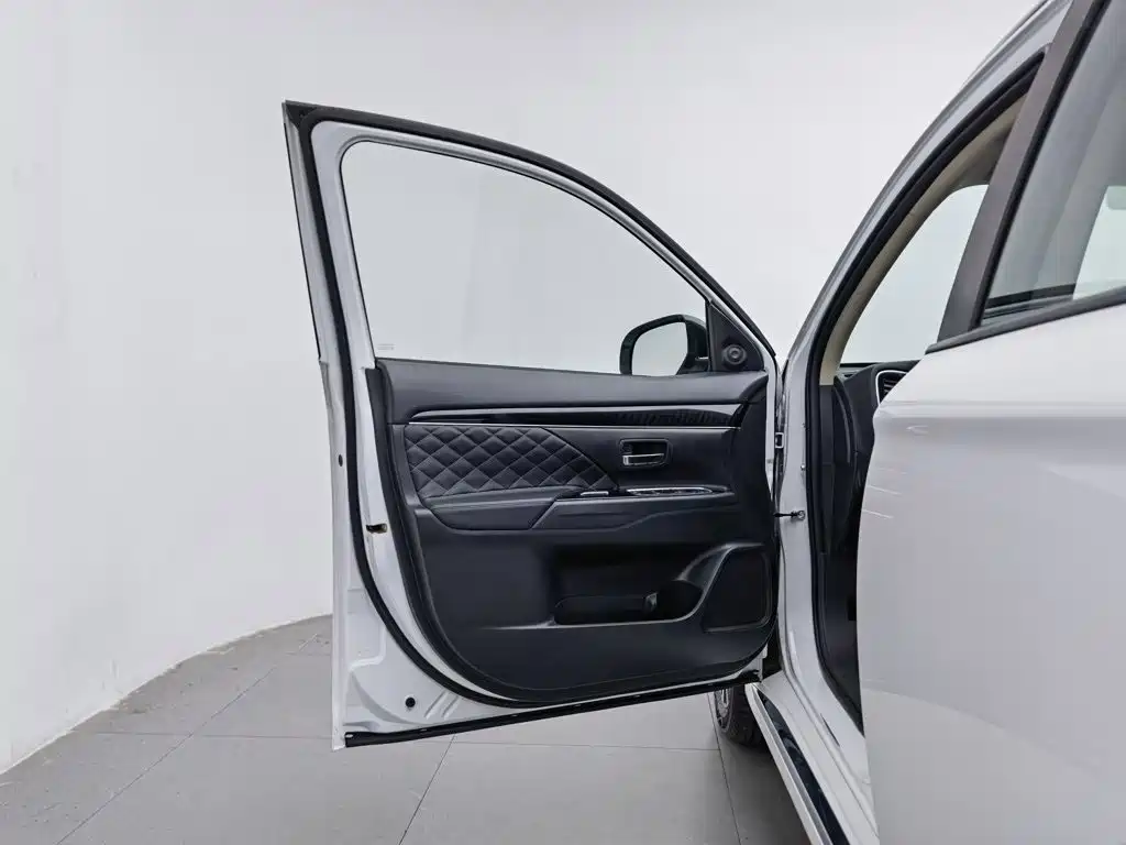 Mitsubishi Outlander — миниатюра 8