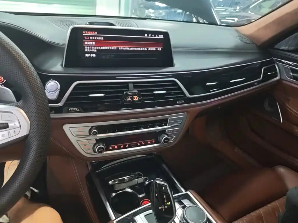 BMW 7 Series — миниатюра 13