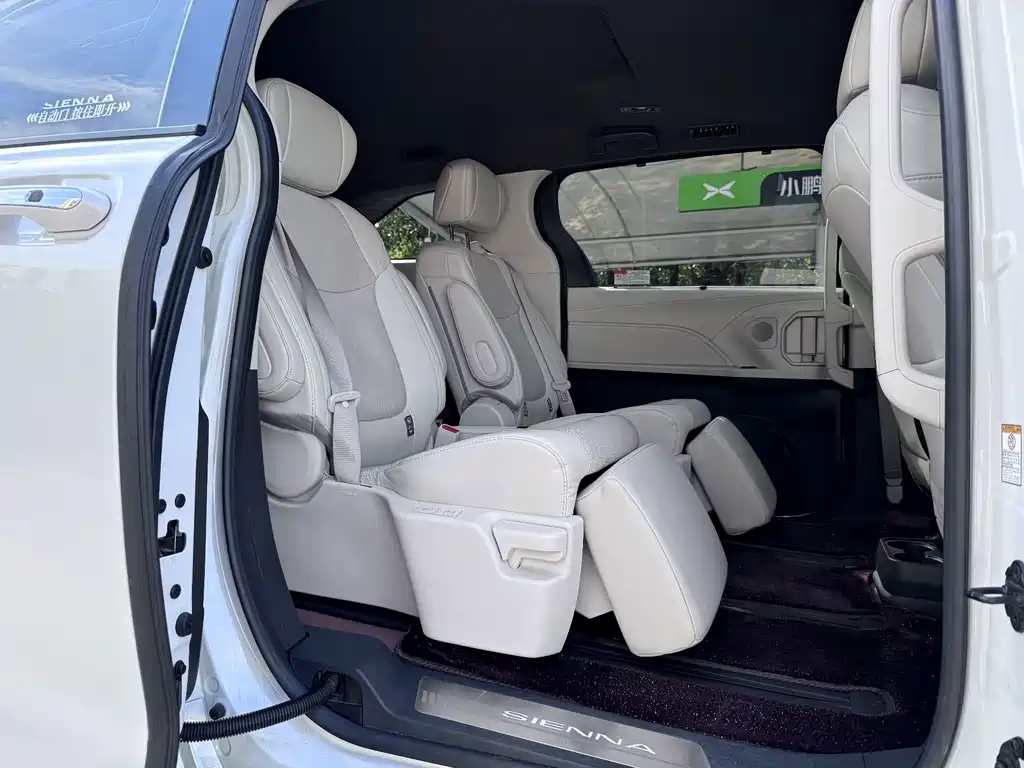 Toyota Sienna — миниатюра 7