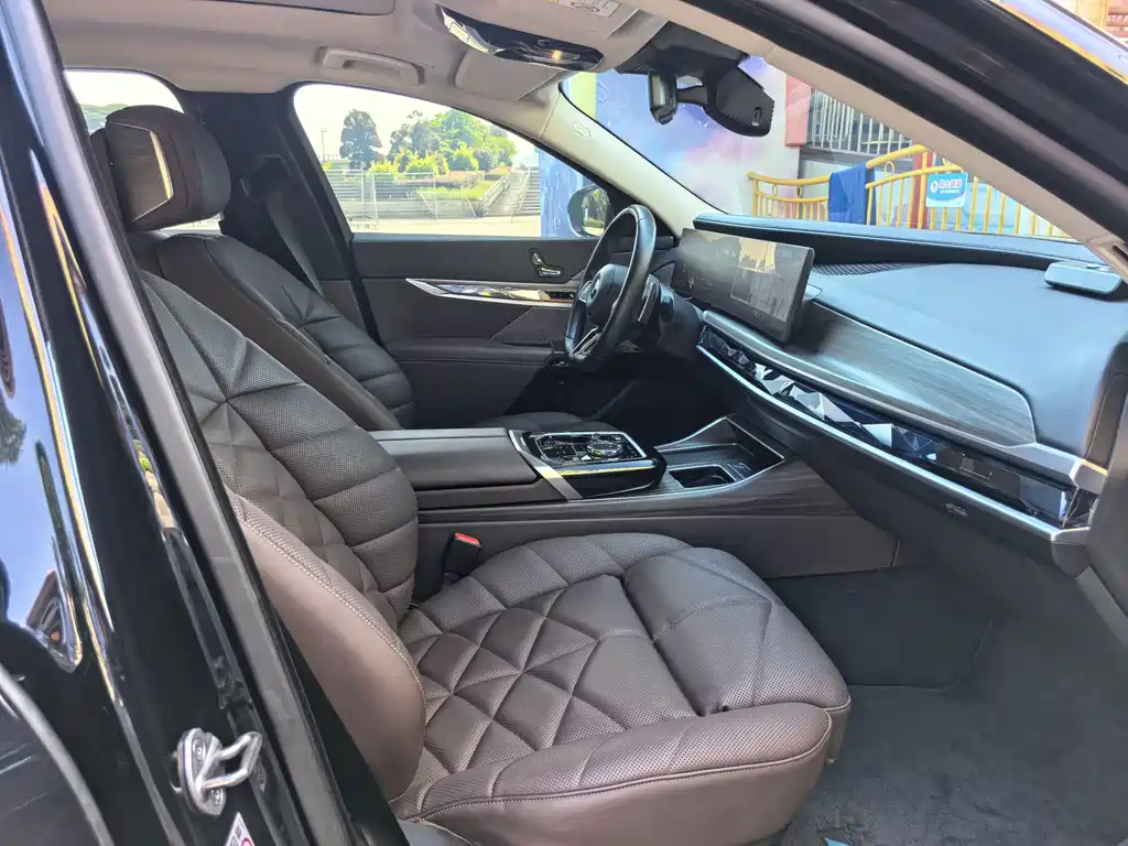 BMW 7 Series — миниатюра 11