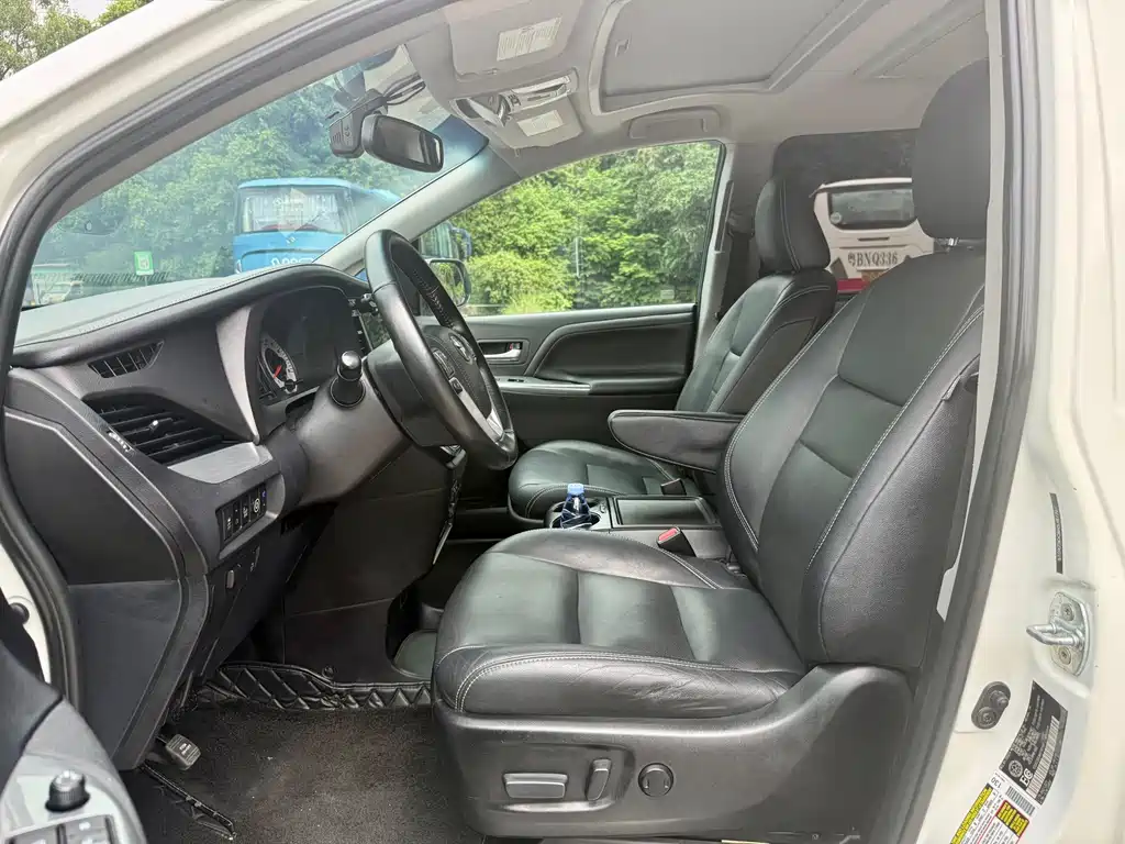 Toyota Sienna — миниатюра 6
