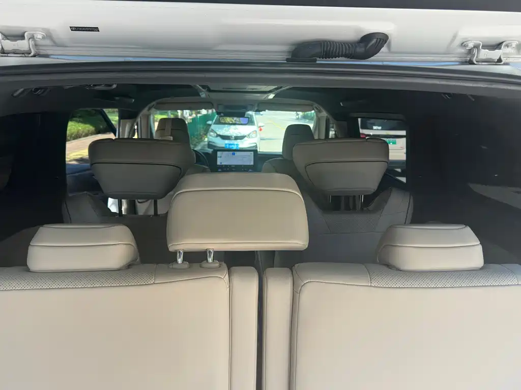 Toyota Vellfire — миниатюра 16