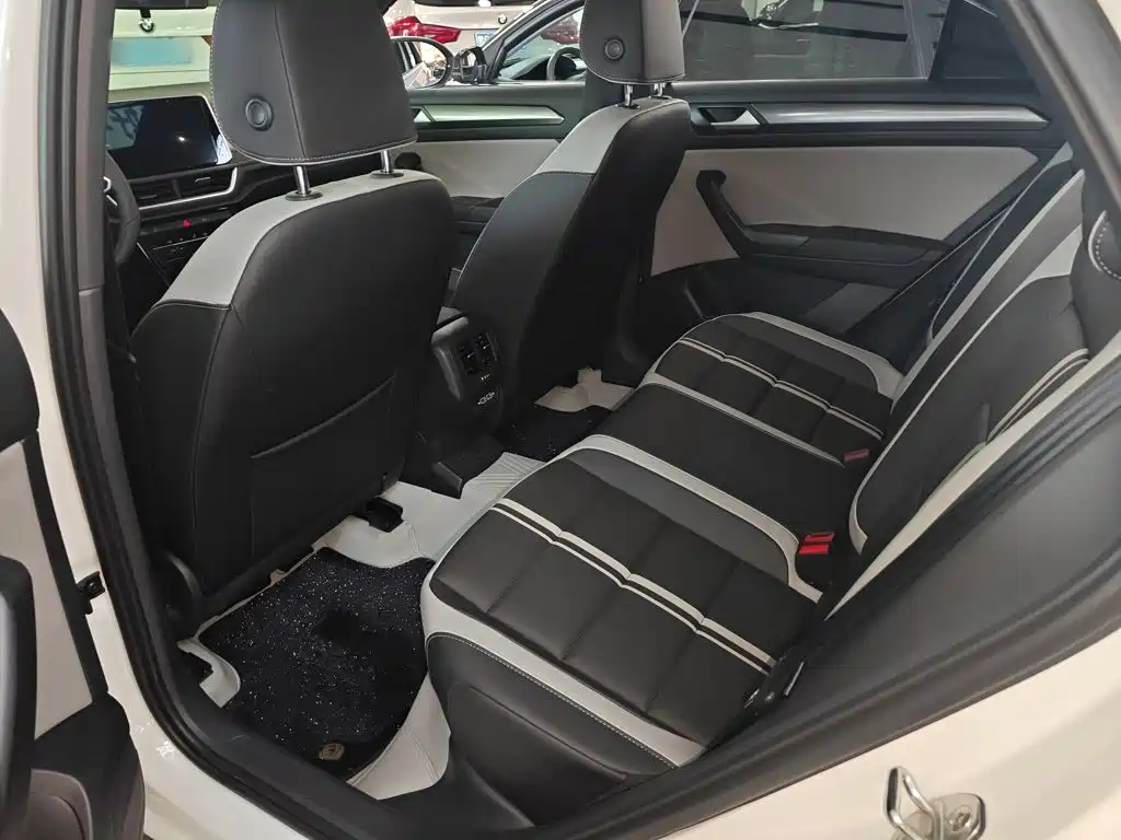 Volkswagen T-Roc — миниатюра 8