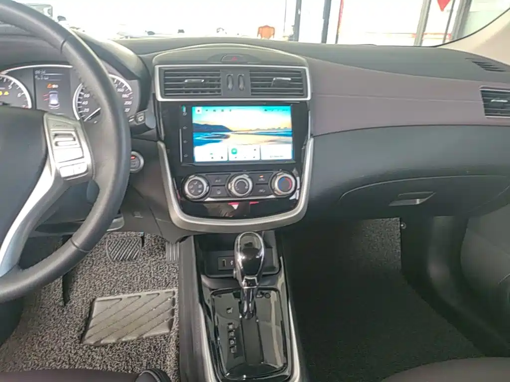 Nissan Tiida — миниатюра 13