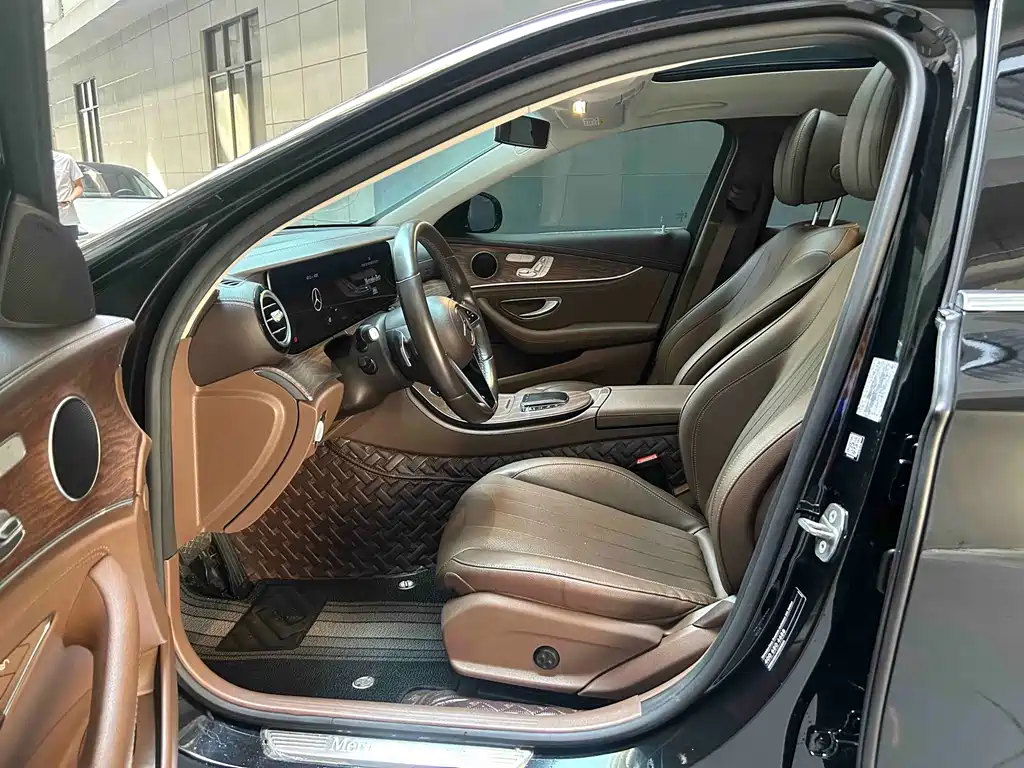 Mercedes-Benz E-Class — миниатюра 11