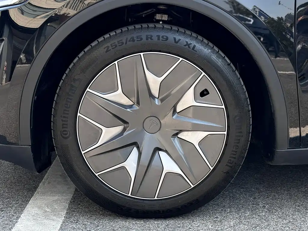 Tesla Model Y L — миниатюра 7