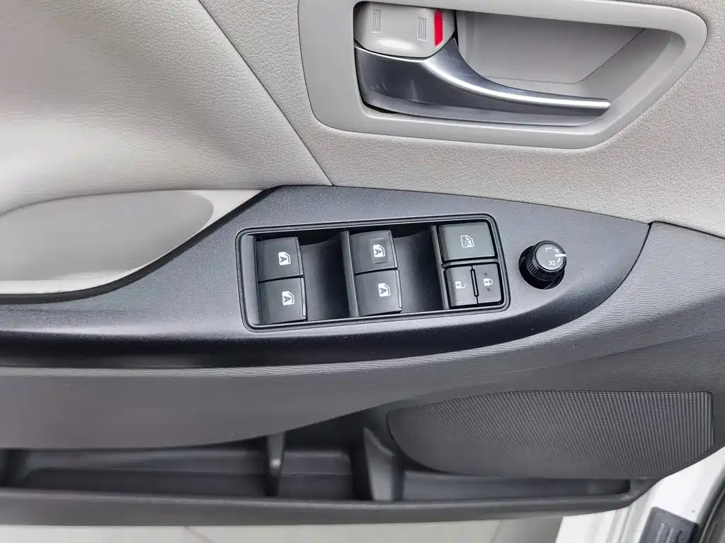 Toyota Sienna — миниатюра 8