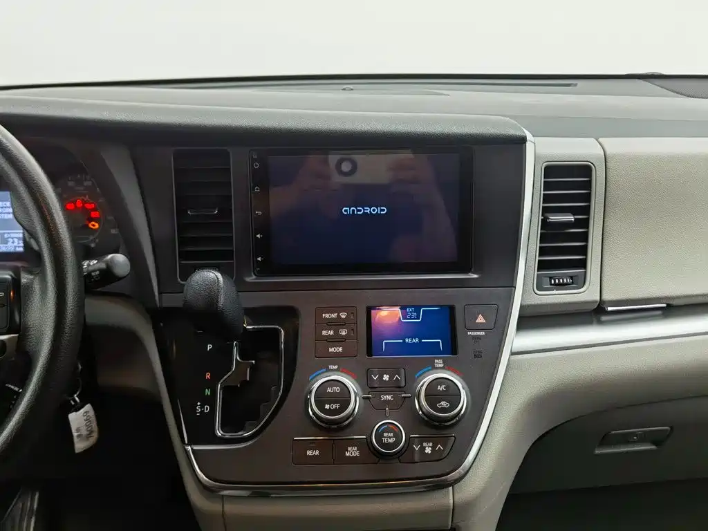 Toyota Sienna — миниатюра 21