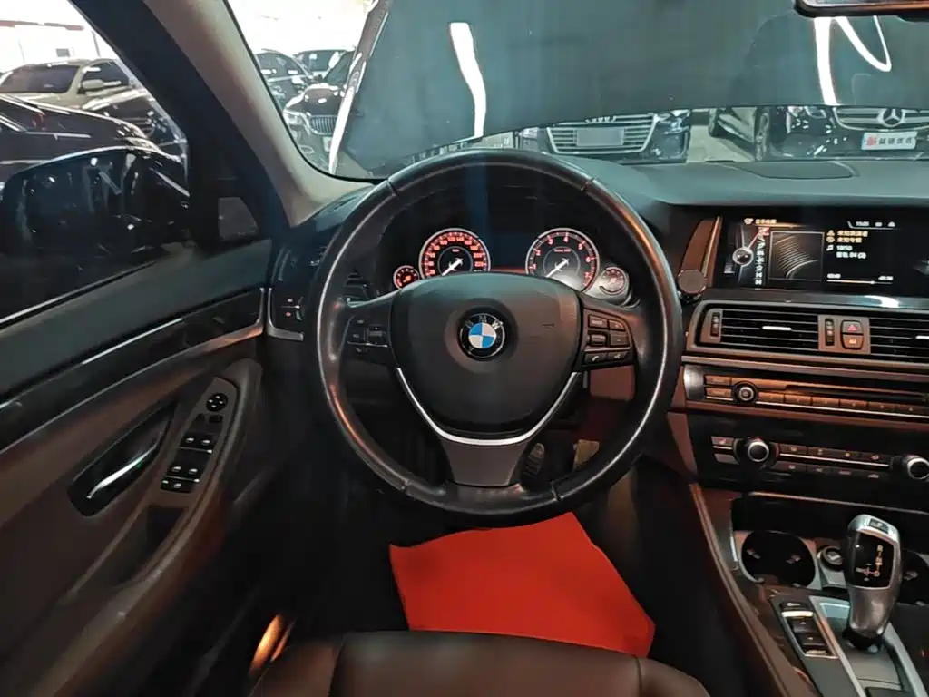 BMW 5 Series — миниатюра 11