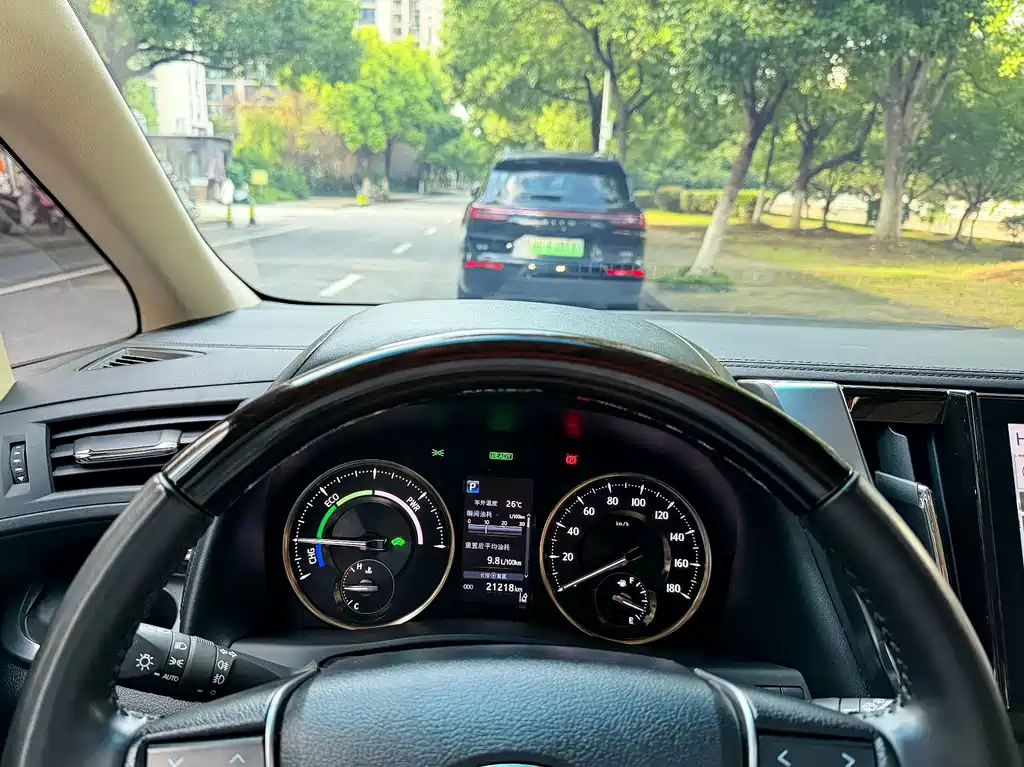 Toyota Alphard — миниатюра 11