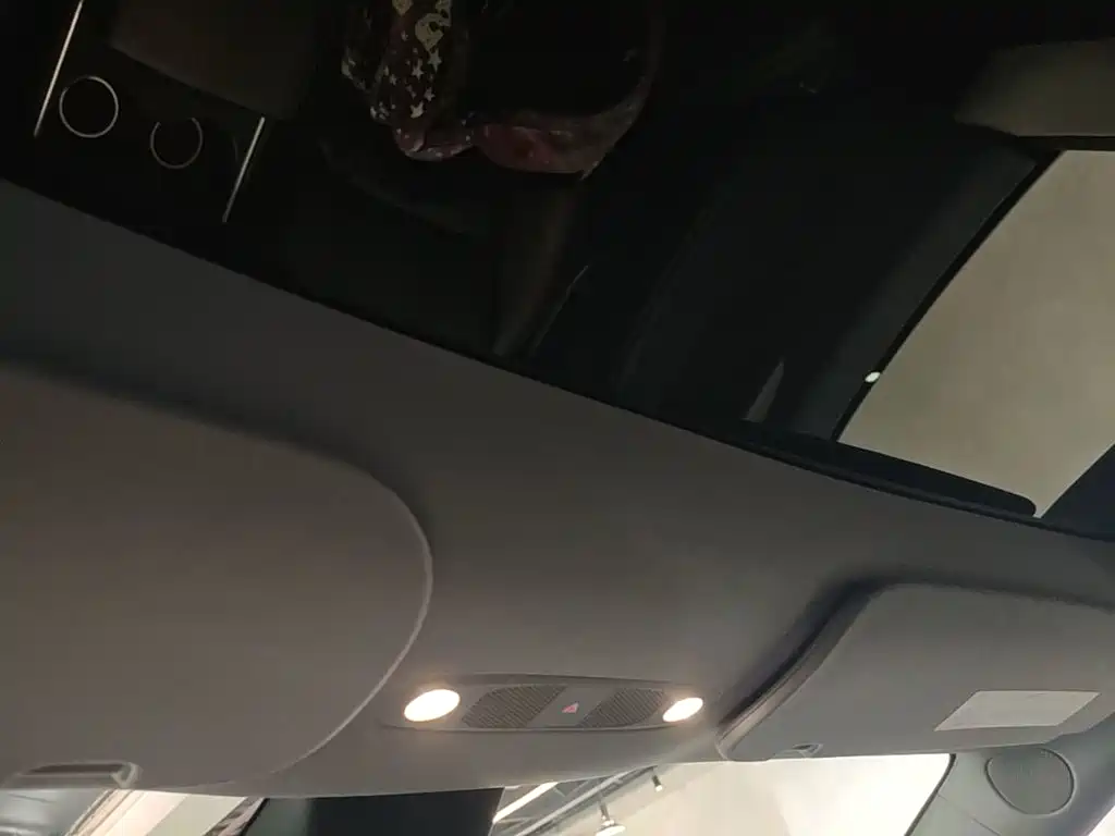Tesla Model Y — миниатюра 18