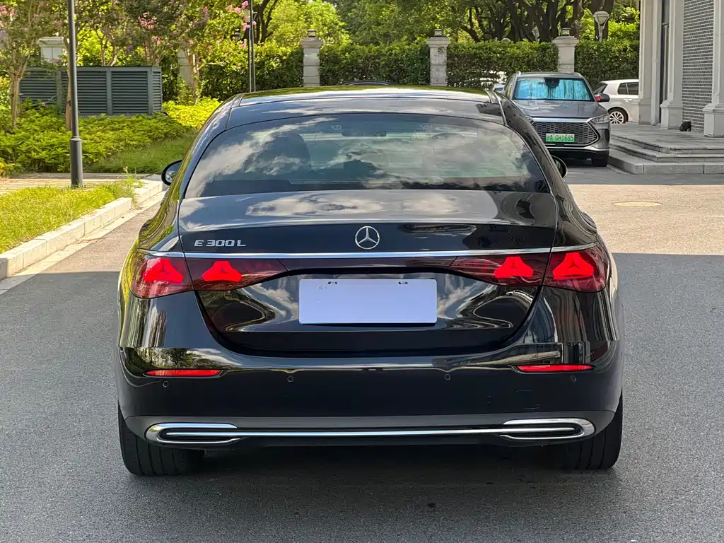 Mercedes-Benz E-Class — миниатюра 5