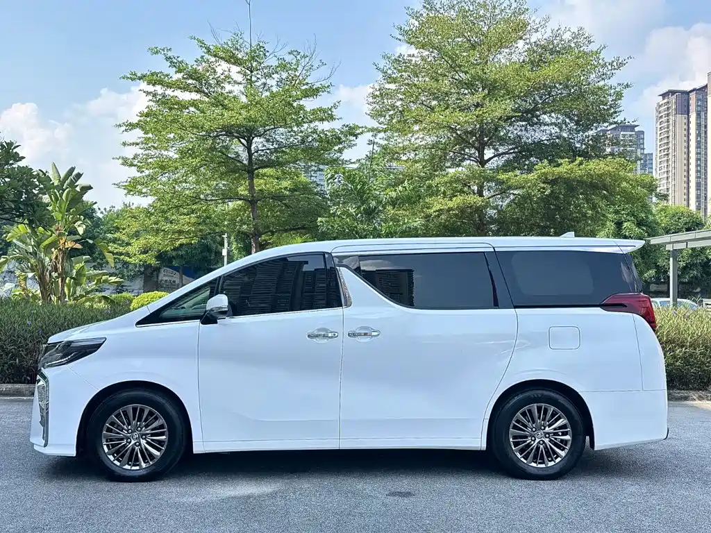 Toyota Alphard — миниатюра 3