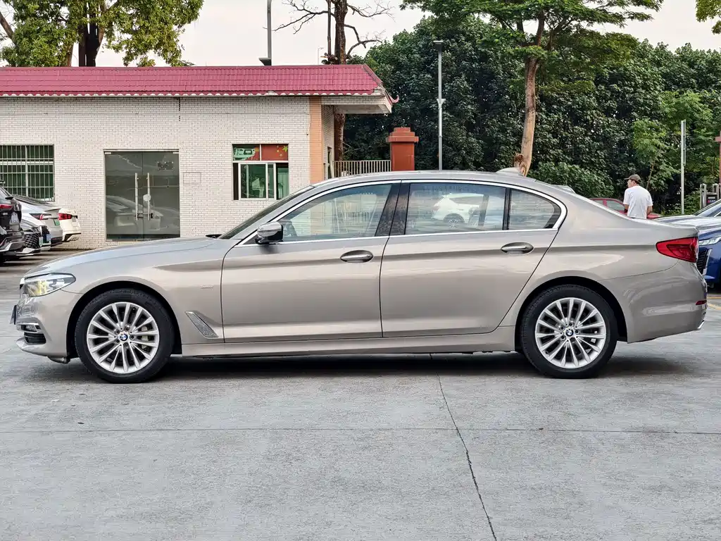 BMW 5 Series — миниатюра 24