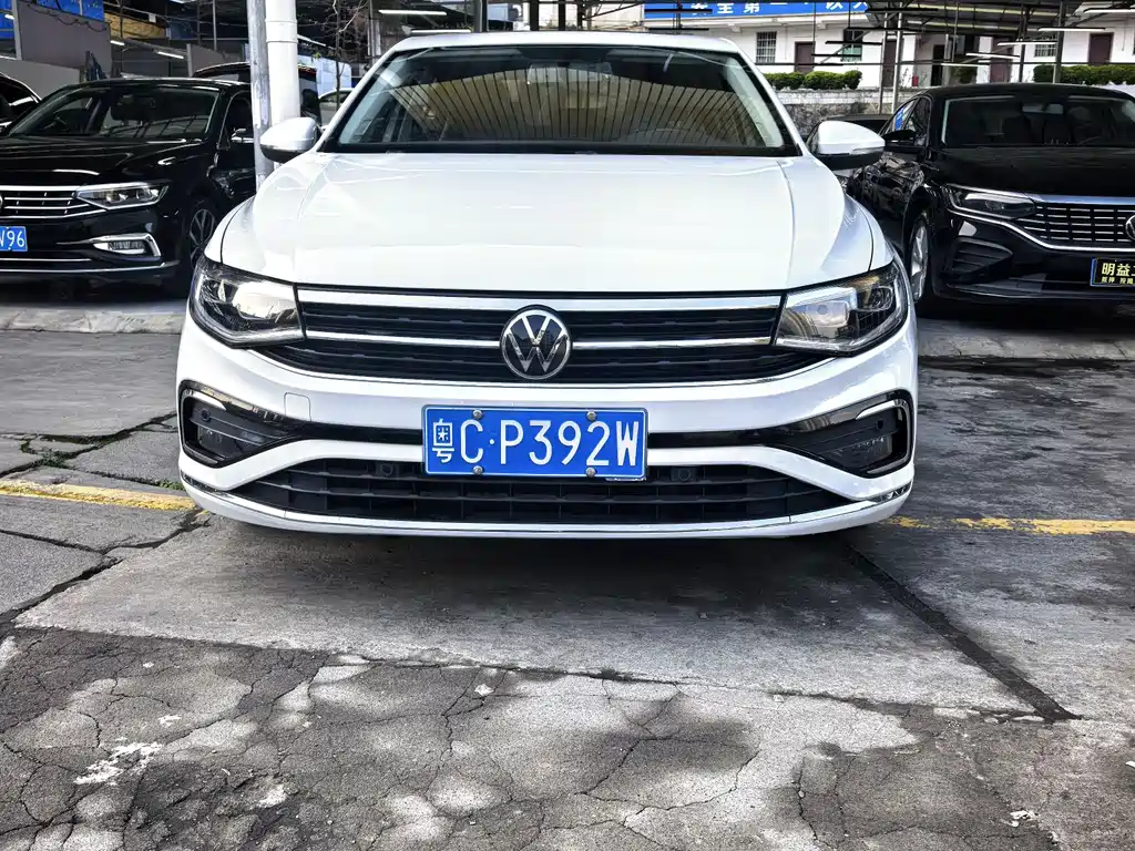 VOLKSWAGEN BORA