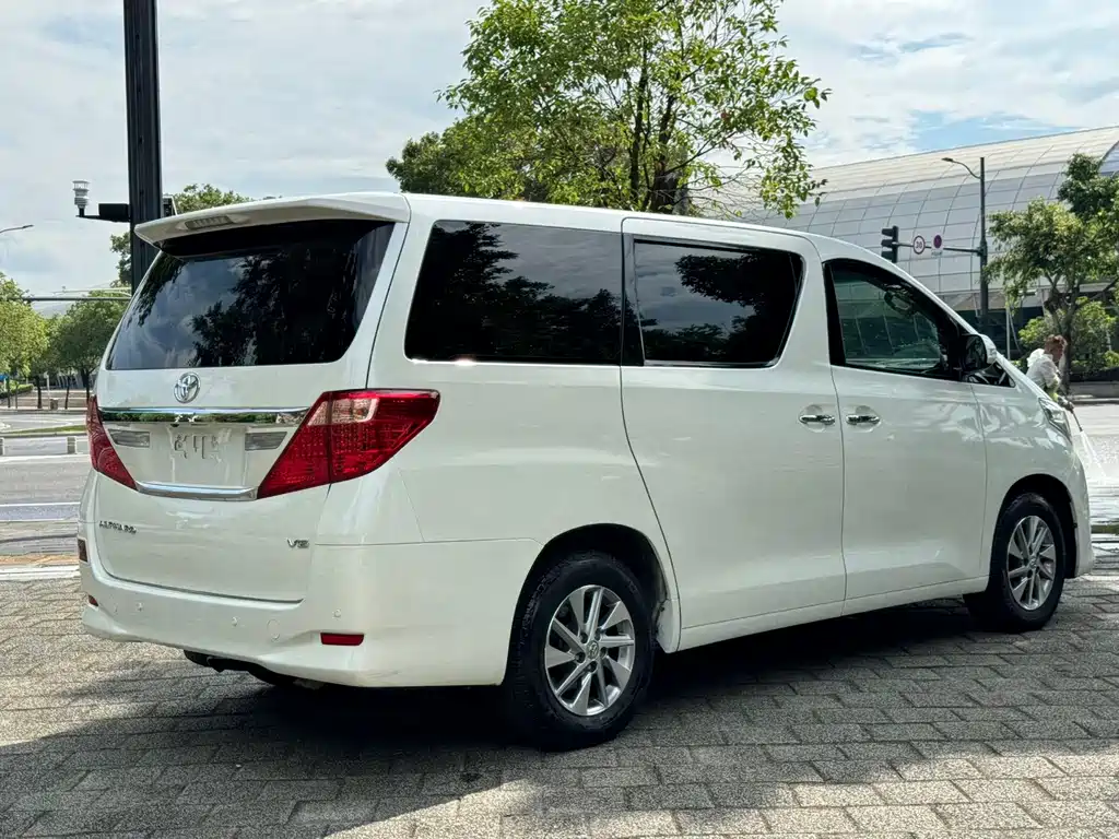 Toyota Alphard — миниатюра 4