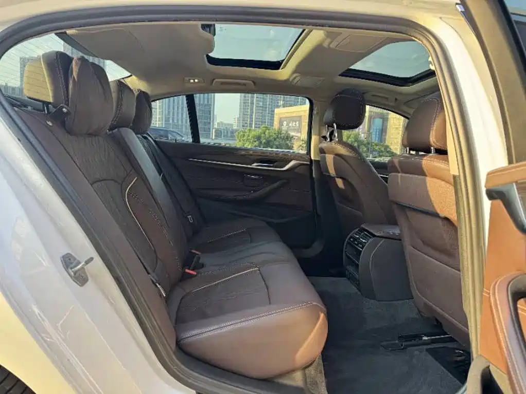 BMW 5 Series New Energy — миниатюра 12