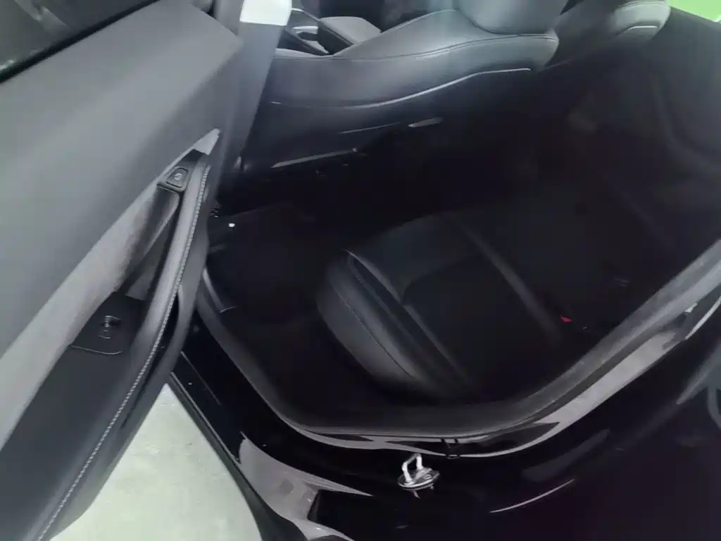 Tesla Model Y — миниатюра 17