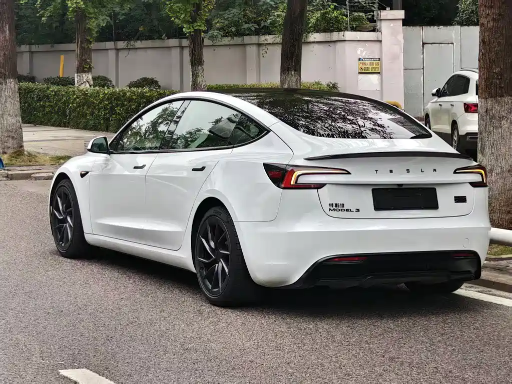 Tesla Model 3 — миниатюра 7