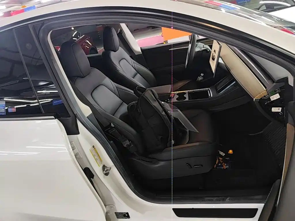 Tesla Model Y — миниатюра 25