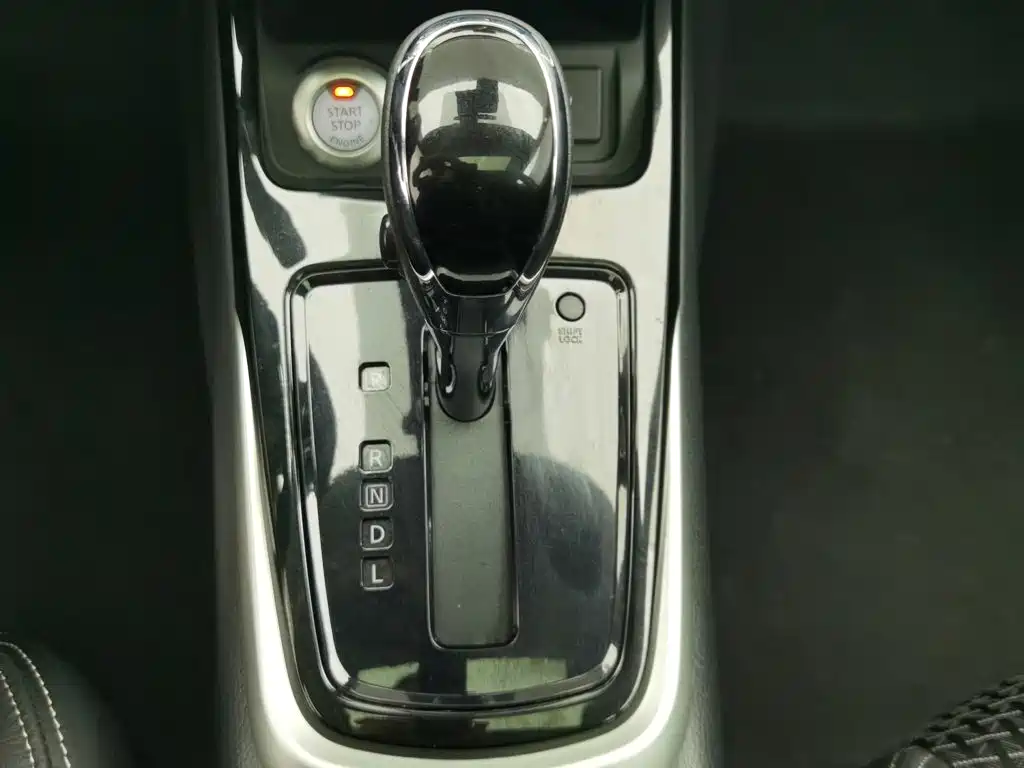 Nissan Tiida — миниатюра 13