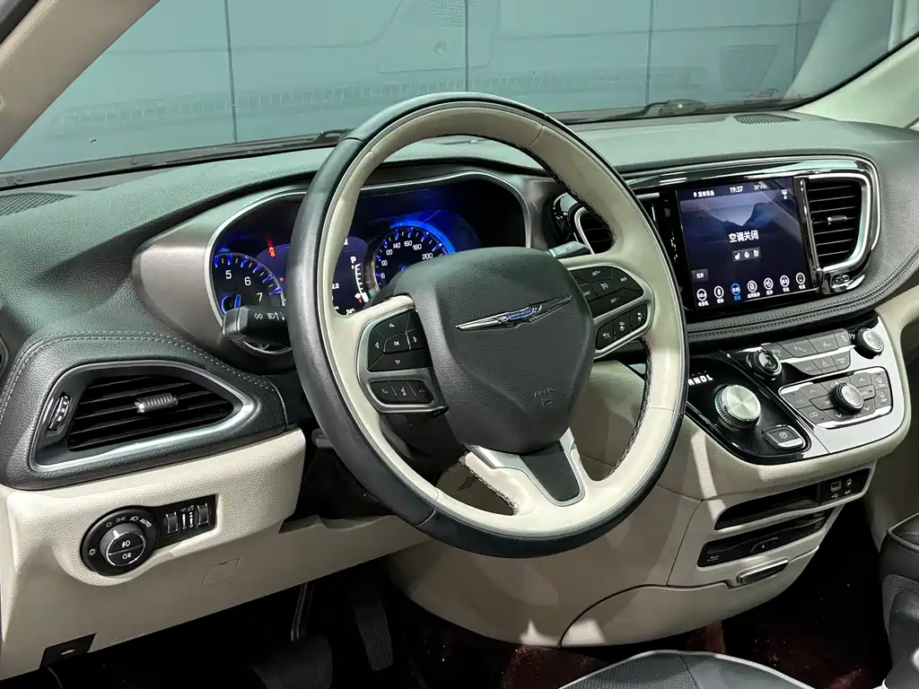 Chrysler Grand Voyager (Import) — миниатюра 10
