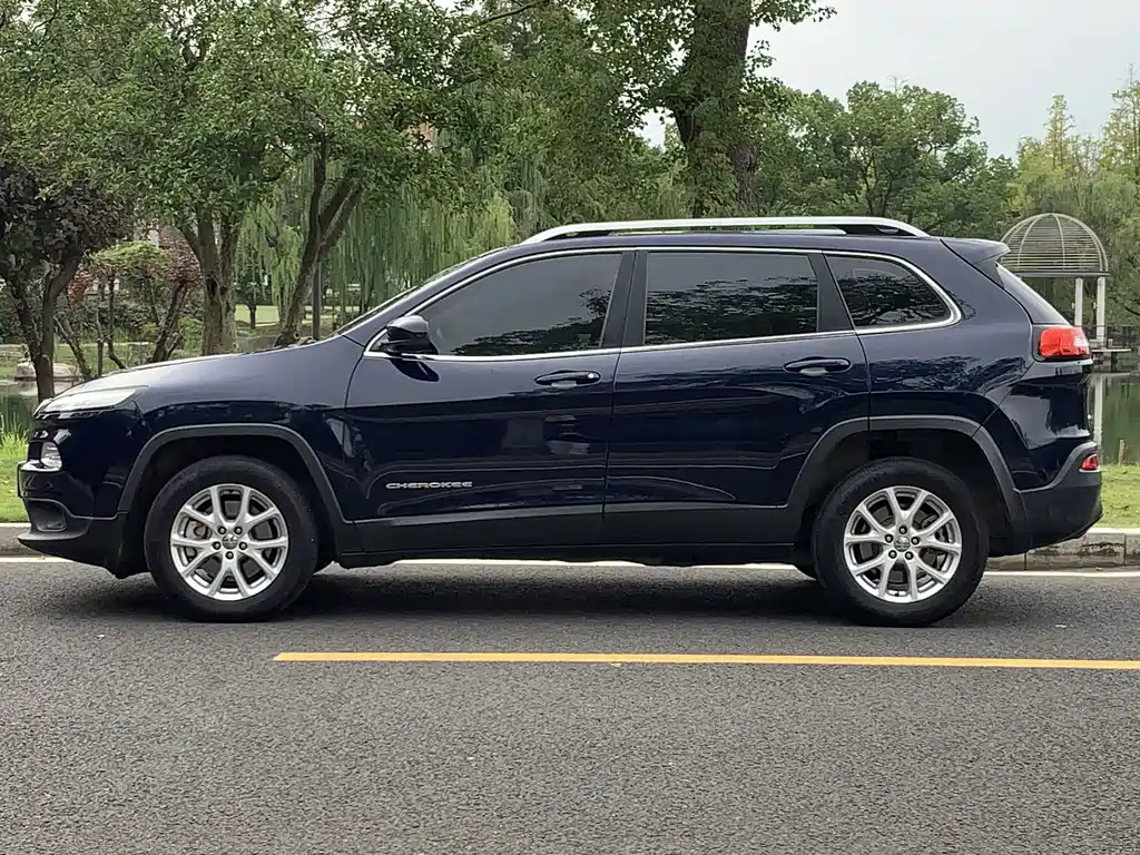 Jeep Cherokee (Import) — миниатюра 6